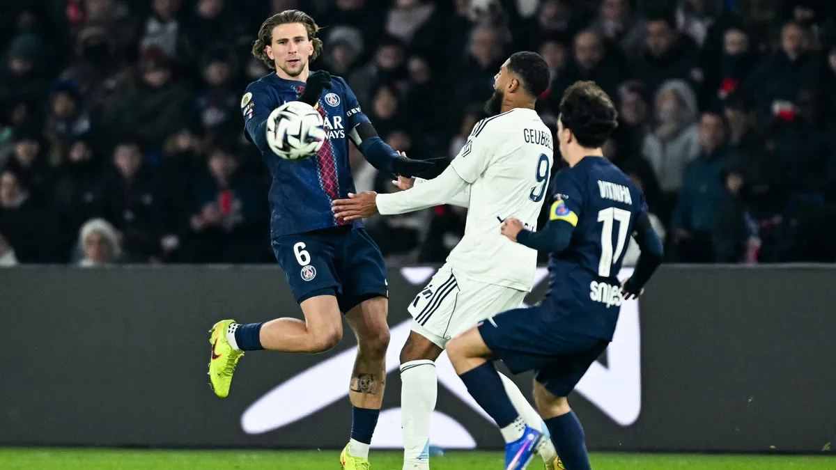 «Я дуже вимогливий до своїх гравців»: Енріке зробив заяву після дербі ПСЖ, в якому антигероєм став Забарний