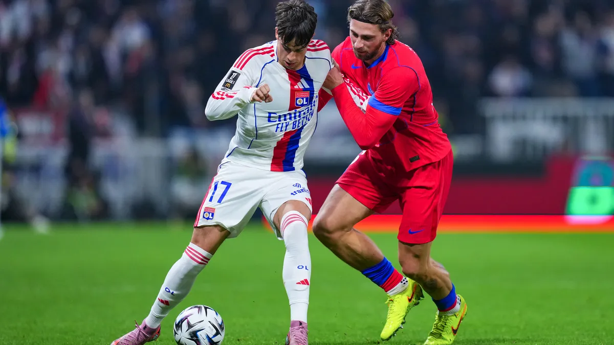 Колишній суддя ФІФА поставив крапку в епізоді з пенальті Забарного у матчі Ліон – ПСЖ: українця визнали винним