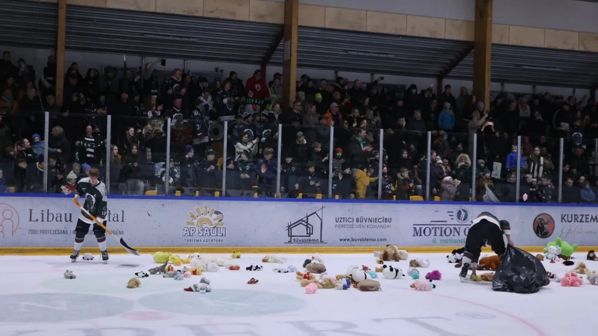 Плюшевий дощ на льоду: незвична акція перервала матч київської хокейної команди