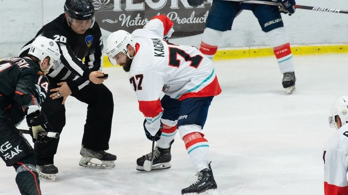 Форвард Крижинки-Кепіталз знепритомнів під час гри чемпіонату України: хокеїста госпіталізували