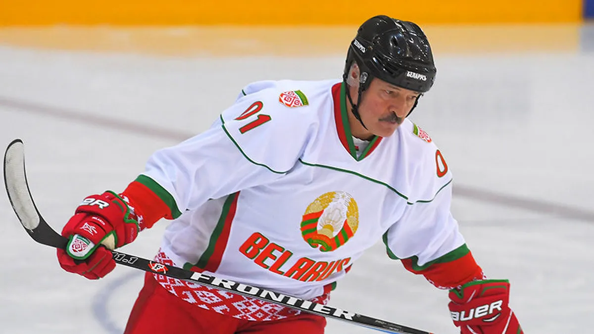 «‎Смачно гепнувся на лід – мов мішок картоплі»: Лукашенко впав під час гри в хокей