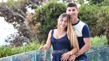 «‎Впізнали?»: дружина зірки збірної України показала ретро-фото чоловіка, згадавши відомого актора