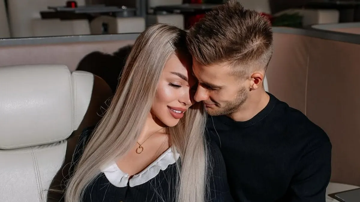 Намагався прикрити декольте, а тепер освідчився: зірка УПЛ зробив пропозицію коханій