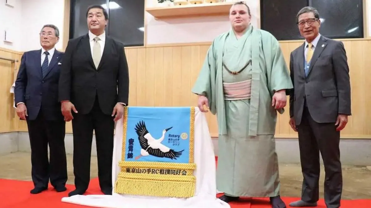 Вітчизняна зірка сумо отримав церемоніальний одяг на тему України: що на ньому зображено