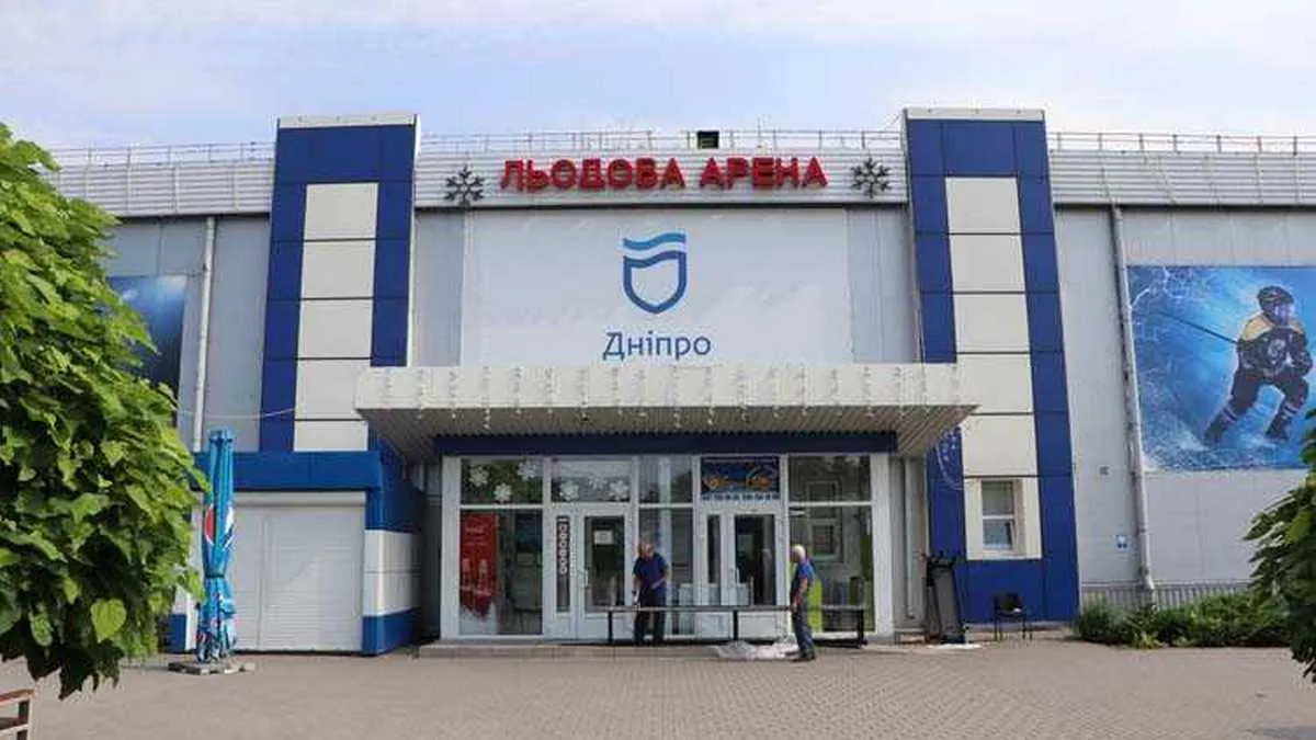 Ракетний обстріл росіян пошкодив спортивну арену у Дніпрі: фото руйнувань