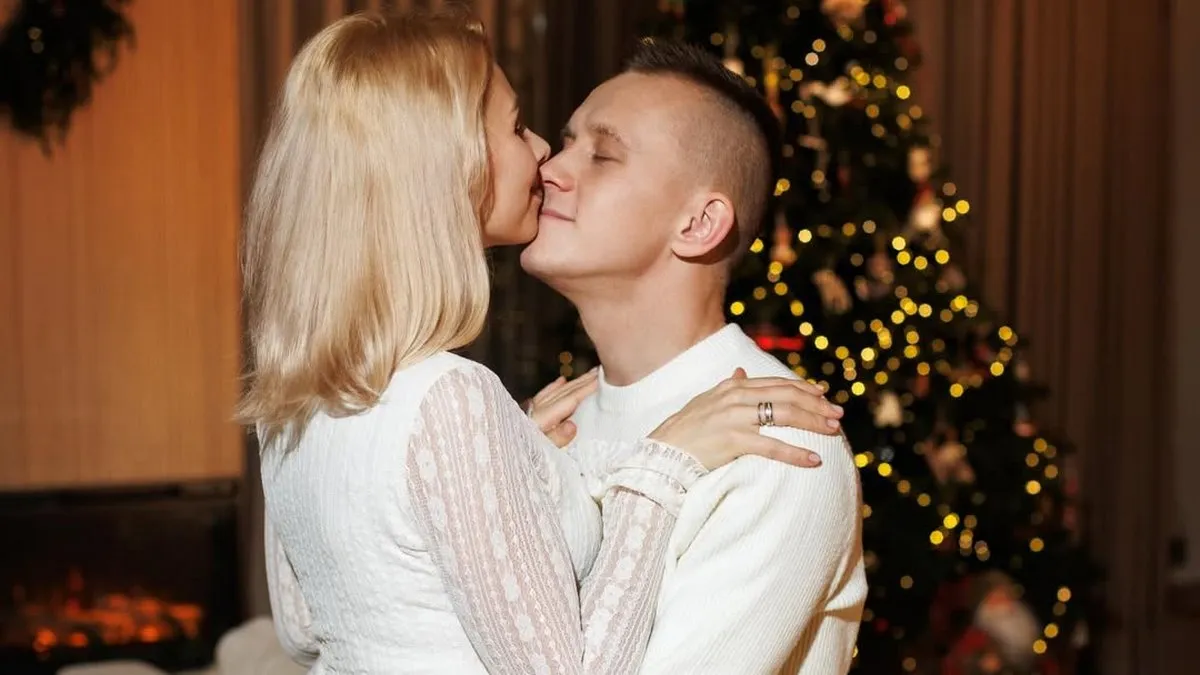 В купальнику на пляжі: дружина відомого українського футболіста показала звабливі фото