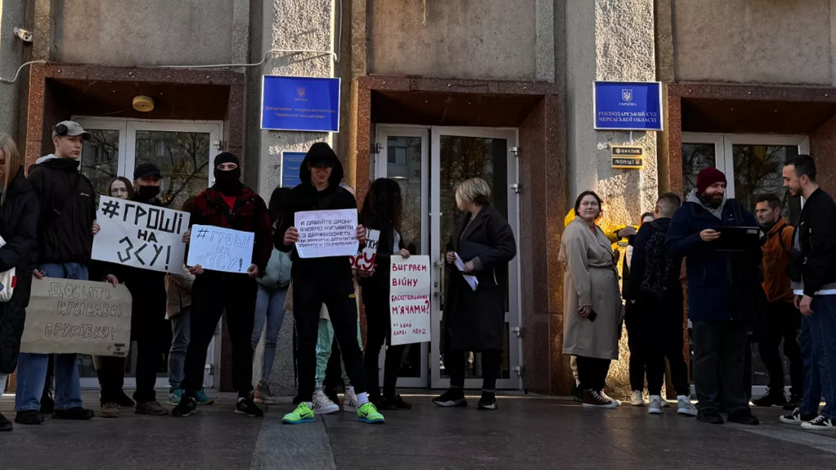 «Виграємо війну баскетбольними м'ячами?»: у Черкасах протестують через виділення коштів на Черкаські Мавпи-Дніпро