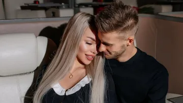 Намагався прикрити декольте, а тепер освідчився: зірка УПЛ зробив пропозицію коханій