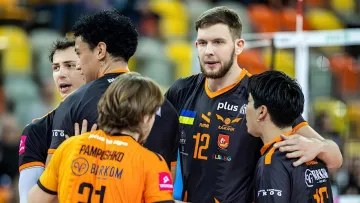 ‎Барком-Кажани програли аутсайдеру чемпіонату Плюс-ліги та опинилися за крок від вильоту: турнірна таблиця