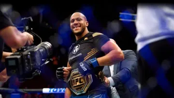 Зірковий боєць познайомився з Забарним: ексчемпіон UFC відвідав матч ПСЖ – Монако у Лізі 1