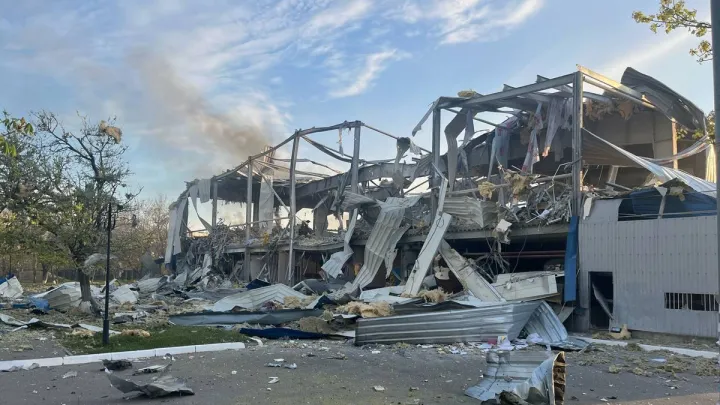 Як виглядає зараз льодова арена в Херсоні, де грав Дніпро, після прильотів КАБів