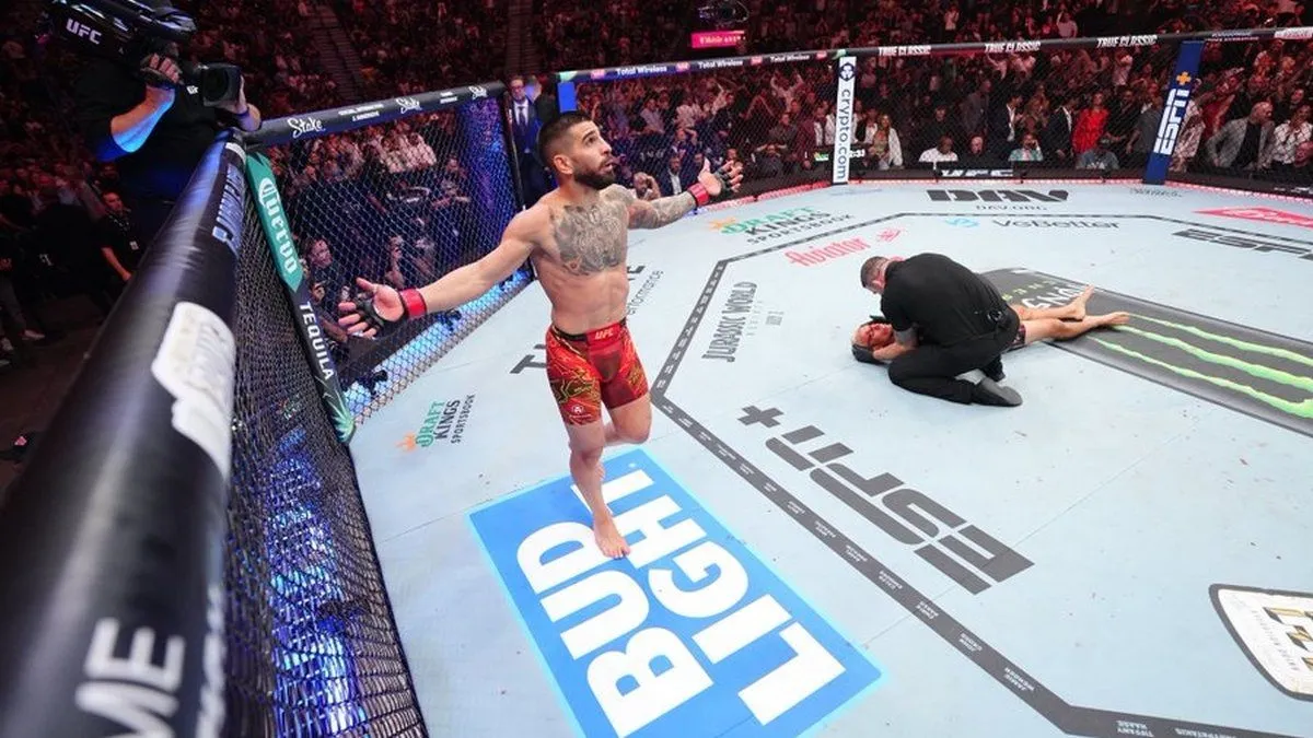 Брутальний нокаут у чемпіонській битві UFC Топурія – Олівейра: відео комбінації, якій позаздрить Усик
