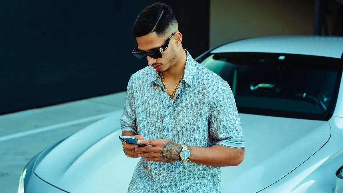 Який автомобіль має нападник Динамо? Форвард, що не грає за киян, опублікував фото у своїй машині