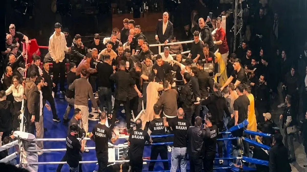 Бійня замість боксу: поєдинок турка з росіянином закінчився масовою бійкою зі стільцями – відео