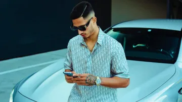 Який автомобіль має нападник Динамо? Форвард, що не грає за киян, опублікував фото у своїй машині