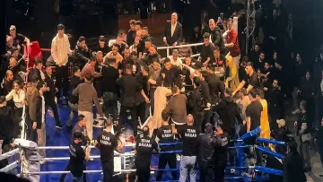 Бійня замість боксу: поєдинок турка з росіянином закінчився масовою бійкою зі стільцями – відео