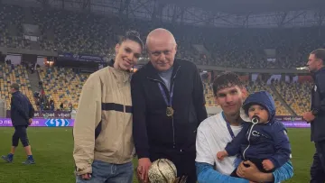 Донька Суркіса показала їхню родину: фото власника Динамо з донькою, її мамою і чоловіком Біловаром