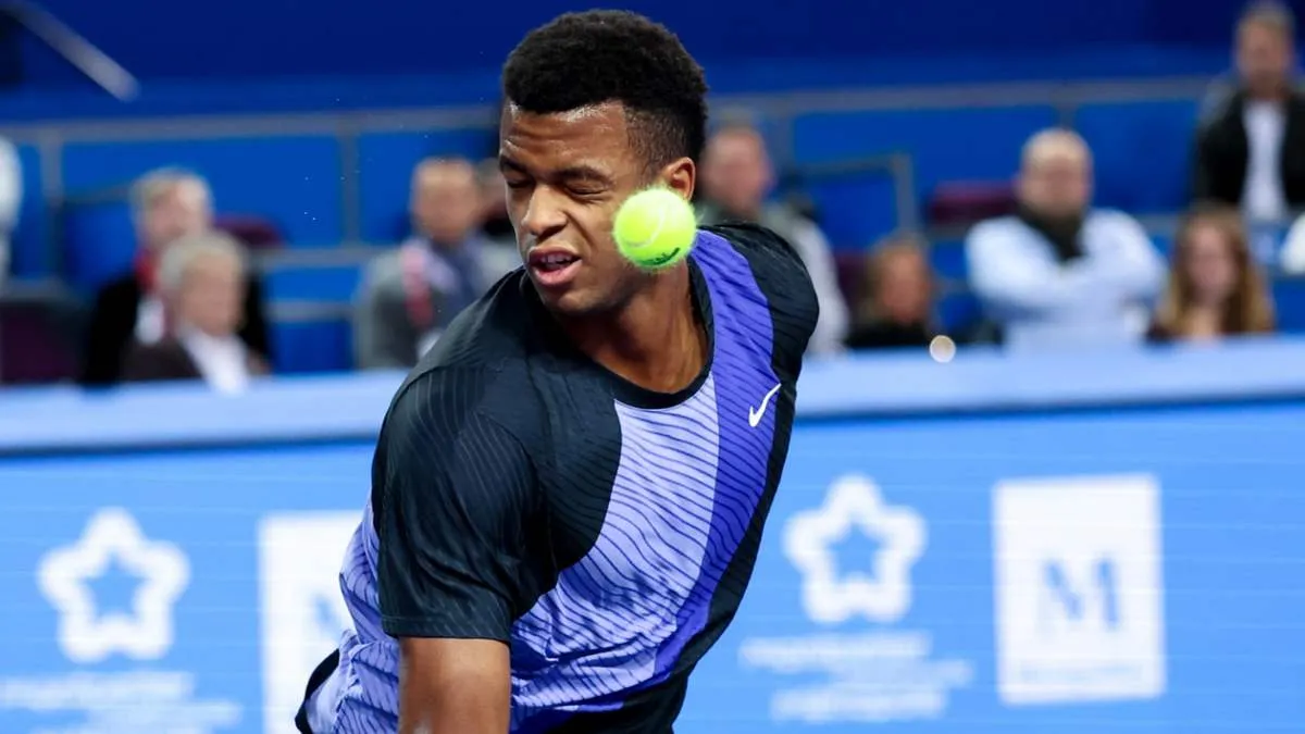 Нокаутував сам себе: французький тенісист відзначився курйозним моментом – відео