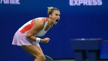Українська тенісистка Калініна довела до сказу білоруску Соболенку: «нейтралка» розбила ракетку після поразки
