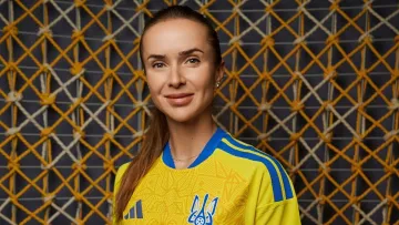 «Бажаю успіхів нашій команді й перемог»: Світоліна одягнула нову форму збірної України з футболу – фото зірки