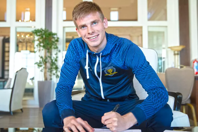 Дніпро-1 підписав першого новачка: клуб взяв в оренду півзахисника Шахтаря