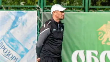 Головний тренер клубу УПЛ має дві роботи: ким працює фахівець у вільний від тренувань і матчів час