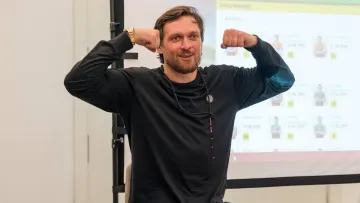 Усик завітав до табору Полісся: що чемпіон WBA, WBC та IBF сказав команді Ротаня перед рестартом УПЛ