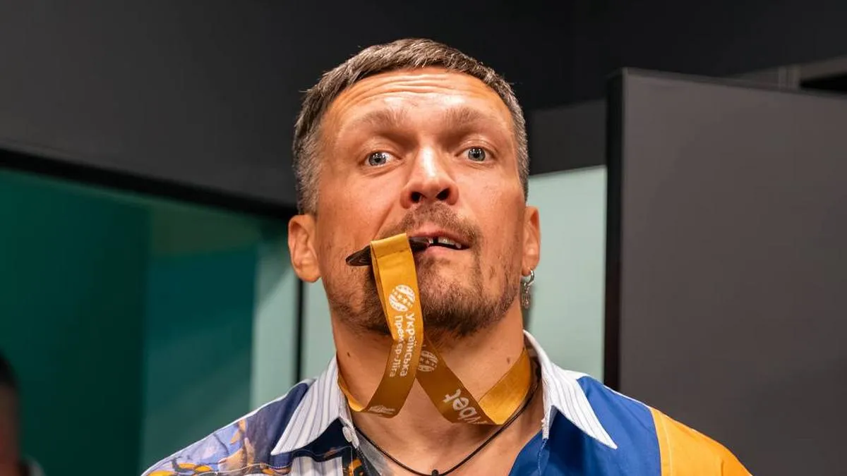 Усик отримав бронзову медаль УПЛ від президента Полісся Буткевича: боксер відреагував на нагороду