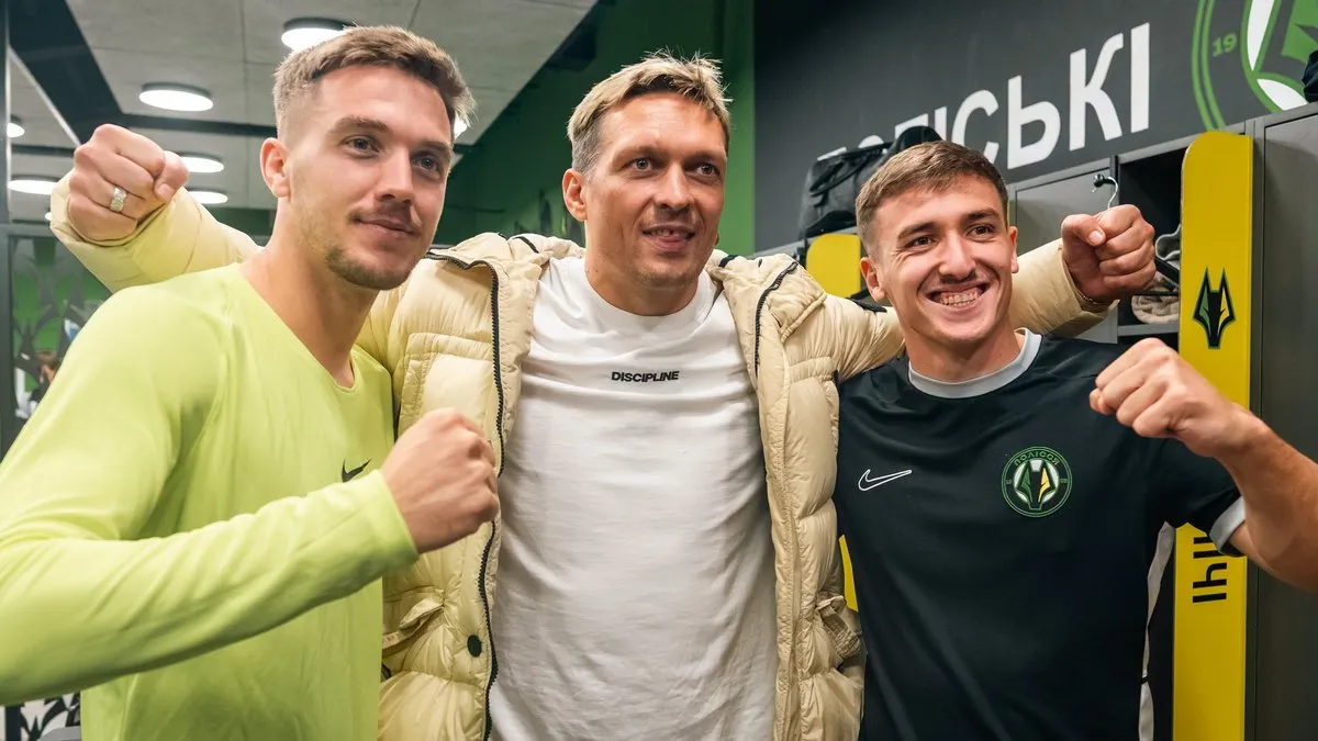 Усик не стримав емоцій після перемоги Полісся над Динамо: боксер показав фото зі святкування