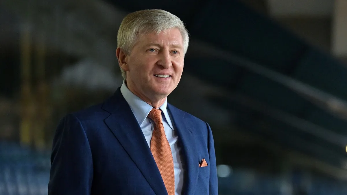 Ахметов і його охорона: у бодігарда власника Шахтаря помітили броньовані парасолю і портфель за десятки тисяч