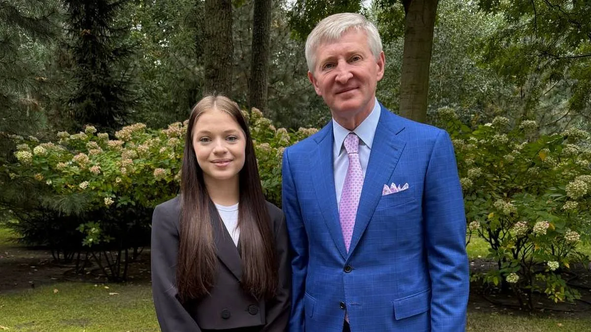 «Я обов’язково до вас приїду»: Ахметов подарував квартиру героїчній українській дівчині