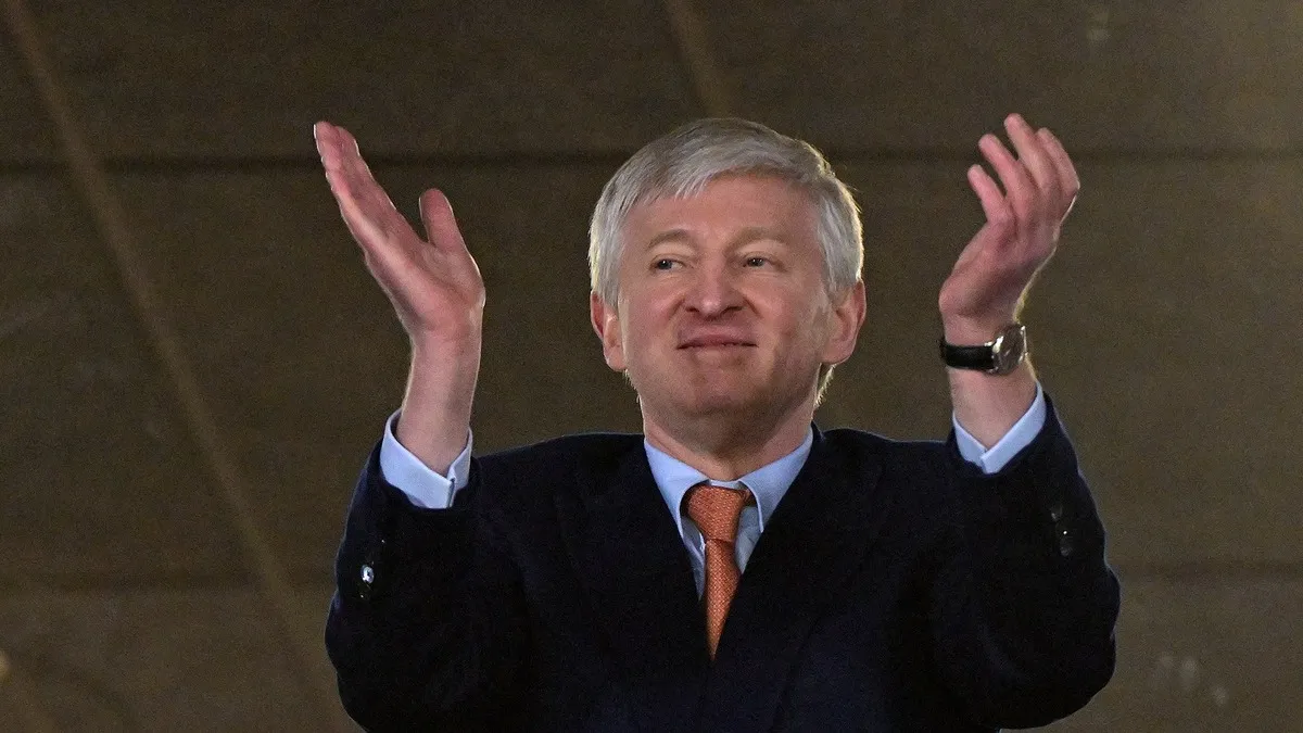 Туран і Ахметов вперше особисто зустрілися: відео теплих обіймів президента і головного тренера Шахтаря