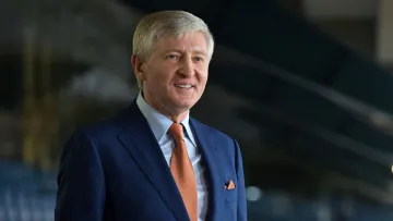 Ахметоа і його охорона: у бодігарда власника Шахтаря помітили броньовані парасолю і портфель за десятки тисяч