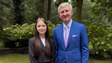 «Я обов’язково до вас приїду»: Ахметов подарував квартиру героїчній українській дівчині