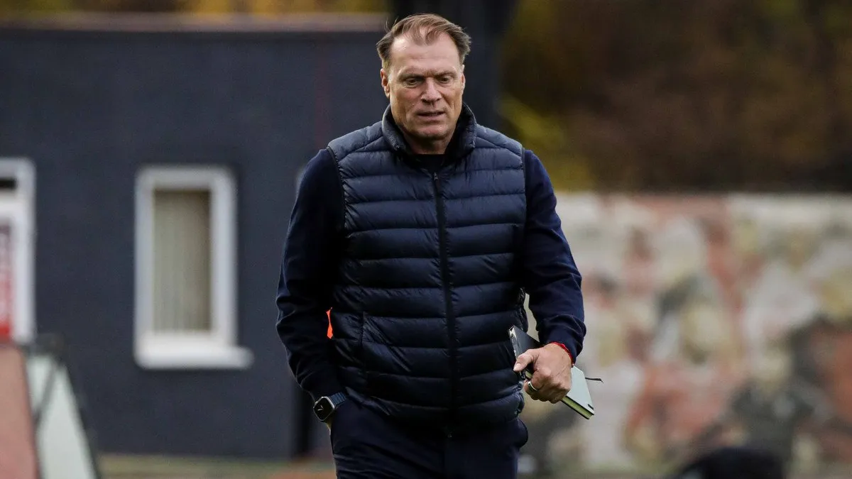 «Судді вплинули на гру»: ван Леувен розніс вщент арбітраж після поразки Кривбасу від Карпат і червоної картки